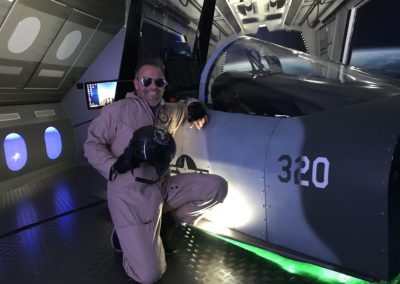 Glücklicher Kunde vor F/A 18C Hornet Simulator